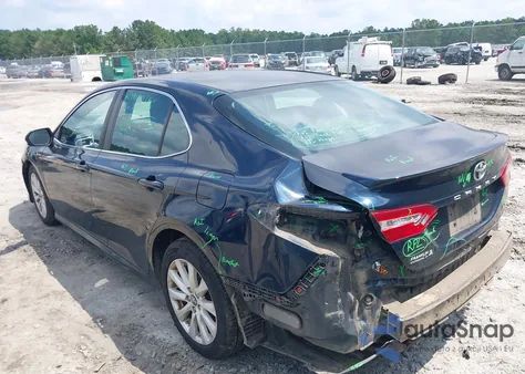 2018 Toyota Camry Le z USA, uszkodzony, nr VIN 4T1B11HK0JU619897